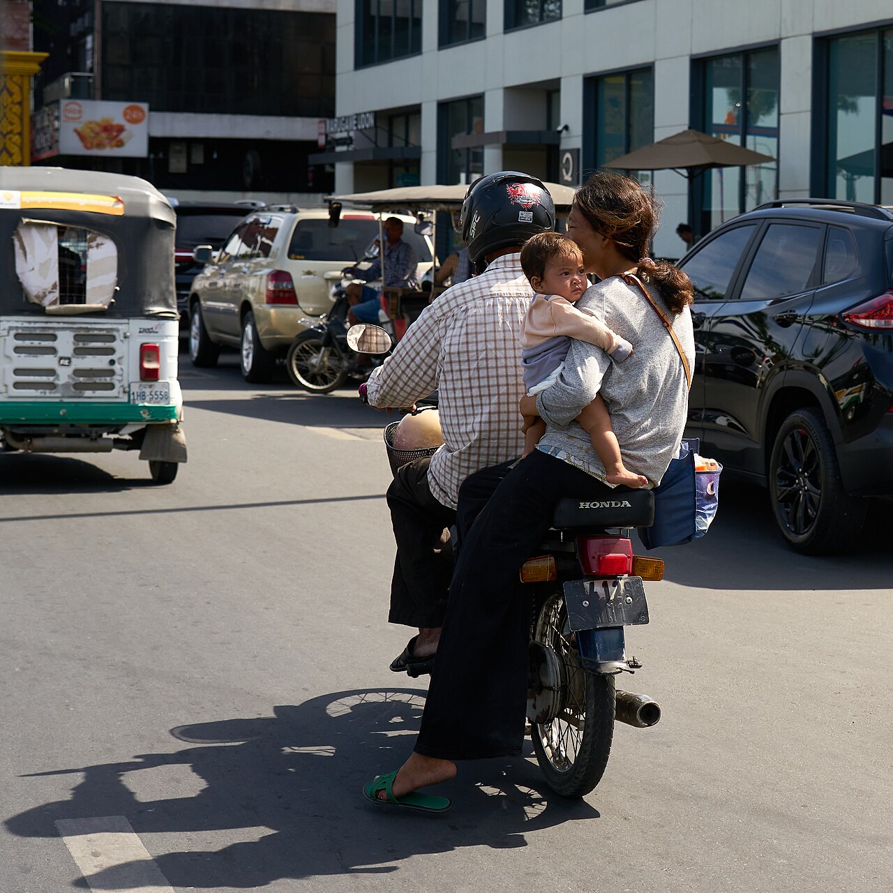 Traffic and daily life on a Phnom Penh street